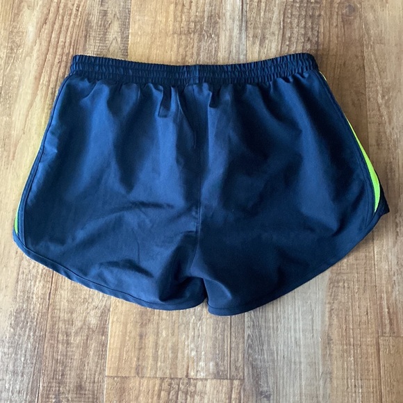 Under armour black & neon yellow loose fit athletic shorts size XS - Picture 2 of 4